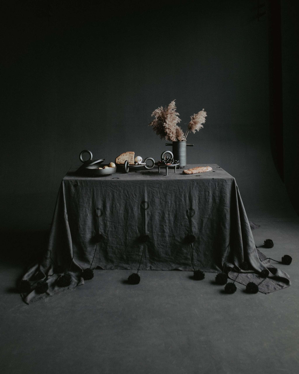 Shadow - Shallow Serving Bowl with Lid Guculia