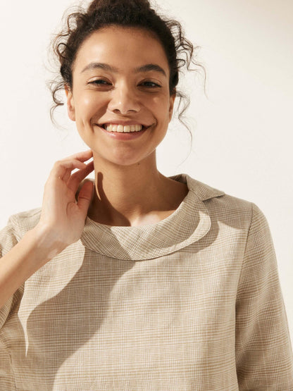 LAURA Round Soft-Fold Collar Top