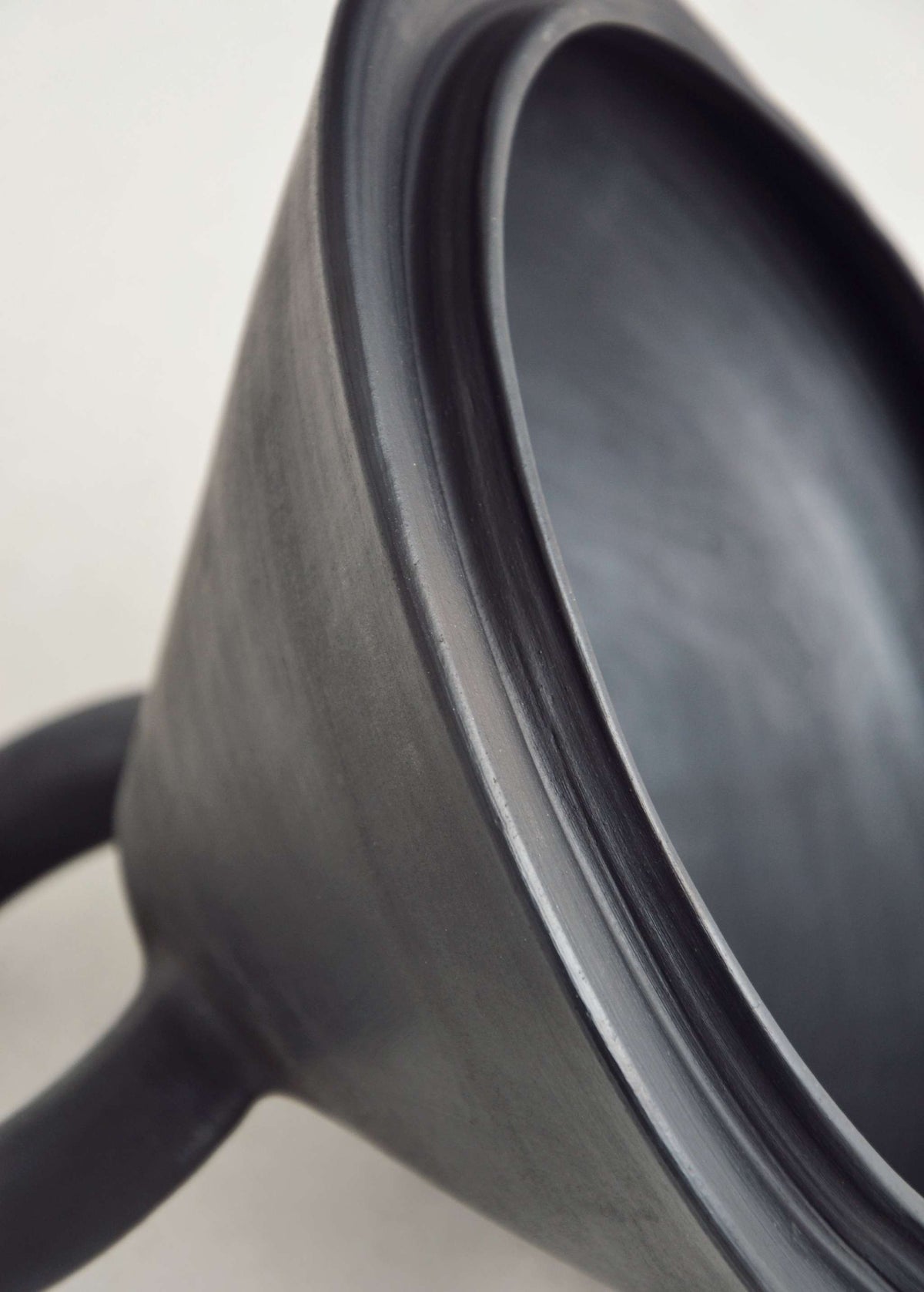 Shadow - Shallow Serving Bowl with Lid Guculia