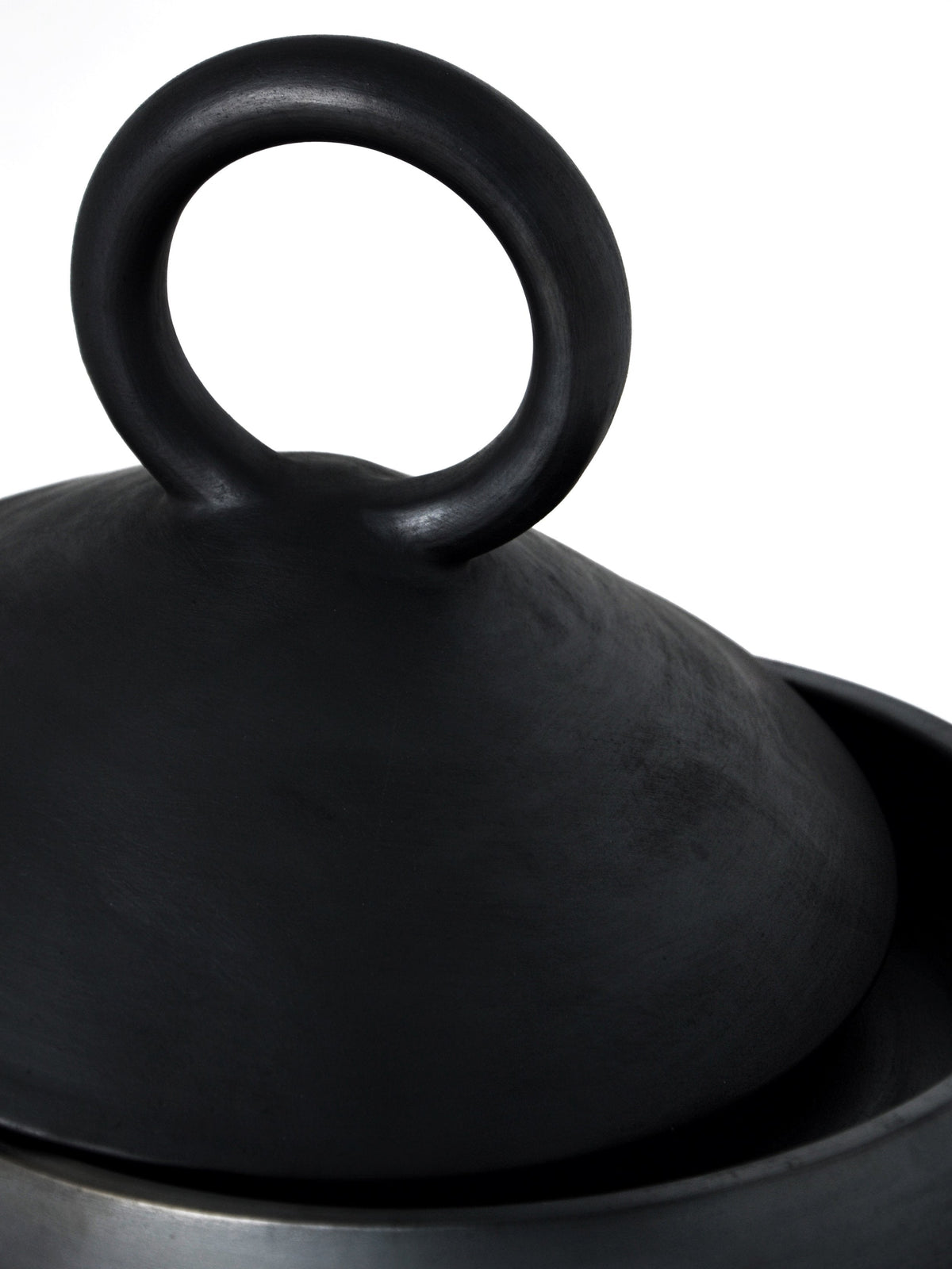 Shadow - Shallow Serving Bowl with Lid Guculia